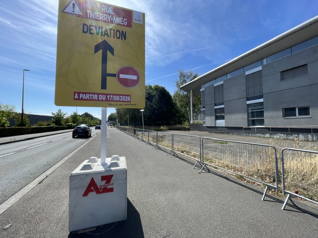 L'accès à la rue Thierry-Mieg à Belfort (ici depuis l'avenue des usines) est interdit depuis la mi-août 2026. A droite, l'ancien bâtiment d'Engie, propriété de Tandem).