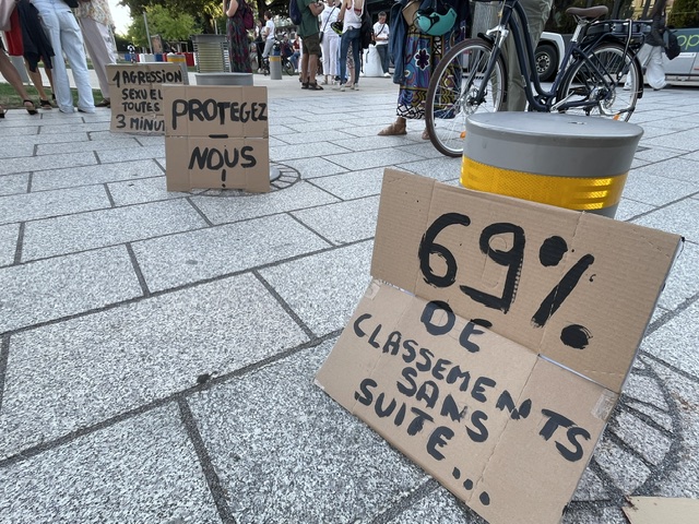 "Protégez-nous", "69% de classements sans suite", "Une agression sexuelles toutes les 3 minutes": les panneaux en disent long sur les attentes des manifestantes (et quelques manifestants, lundi 7 septembre 2026, à Belfort à l'appel de Solidarité Femmes.