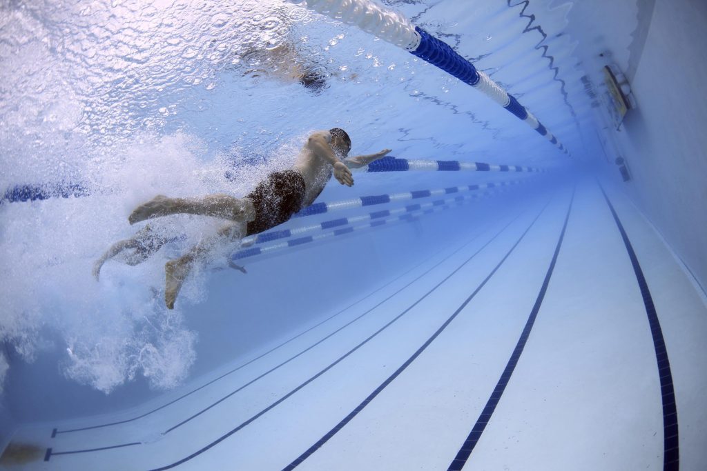 Un nageur dans une piscine.