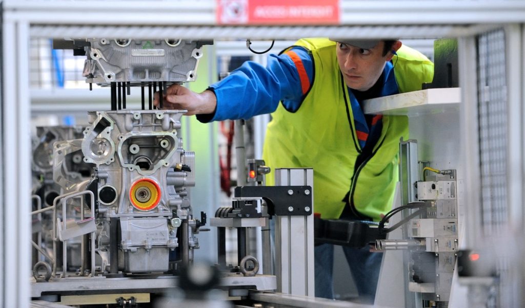 Un salarié sur la ligne d'assemblage du fabriquant d'automobiles PSA Peugeot-Citroën, le 29 octobre 2013, dans l'usine Française de mécanique de Douvrin, dans le Nord Pas-de-Calais. L'usine a fermé ce vendredi 30 octobre 2026, fermant un chapitre de l'histoire de l'automobile en France.