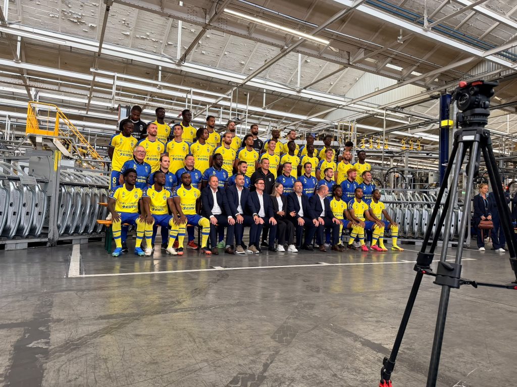 L'équipe en place pour la photo officielle, dans l'atelier ferrage de l'usine de Sochaux.