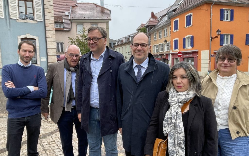 Emmanuel Maurel, candidat GRS (Gauche républicaine et sociale) à la primaire socialiste pour la présidentielle de 2027, avec les élus GRS du Territoire de Belfort. |
