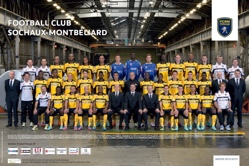 Le poster tiré de la photo de l'équipe du FC Sochaux, prise en 2012 dans les ateliers de l'usine Peugeot de Sochaux. Une première alors.