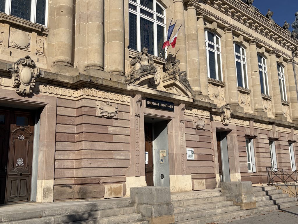 Le parvis du tribunal de Belfort.