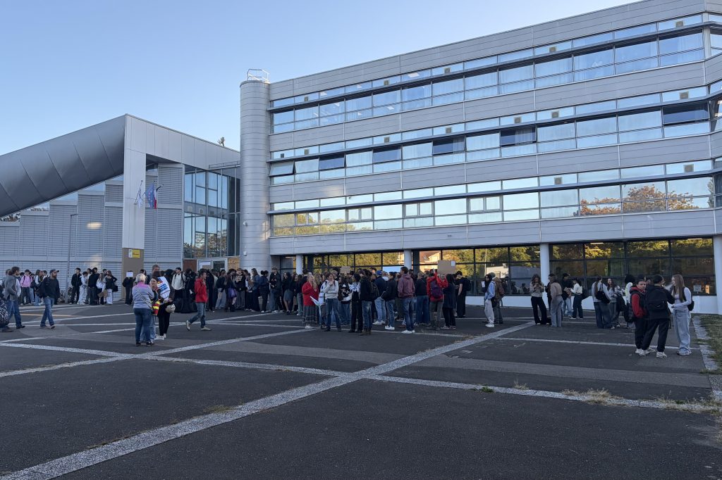 Rassemblement de lycéens devant le lycée Courbet.