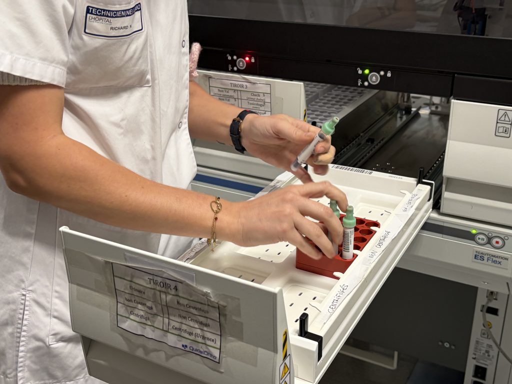 Une technicienne plaçant des échantillons dans la centrifugeuse.