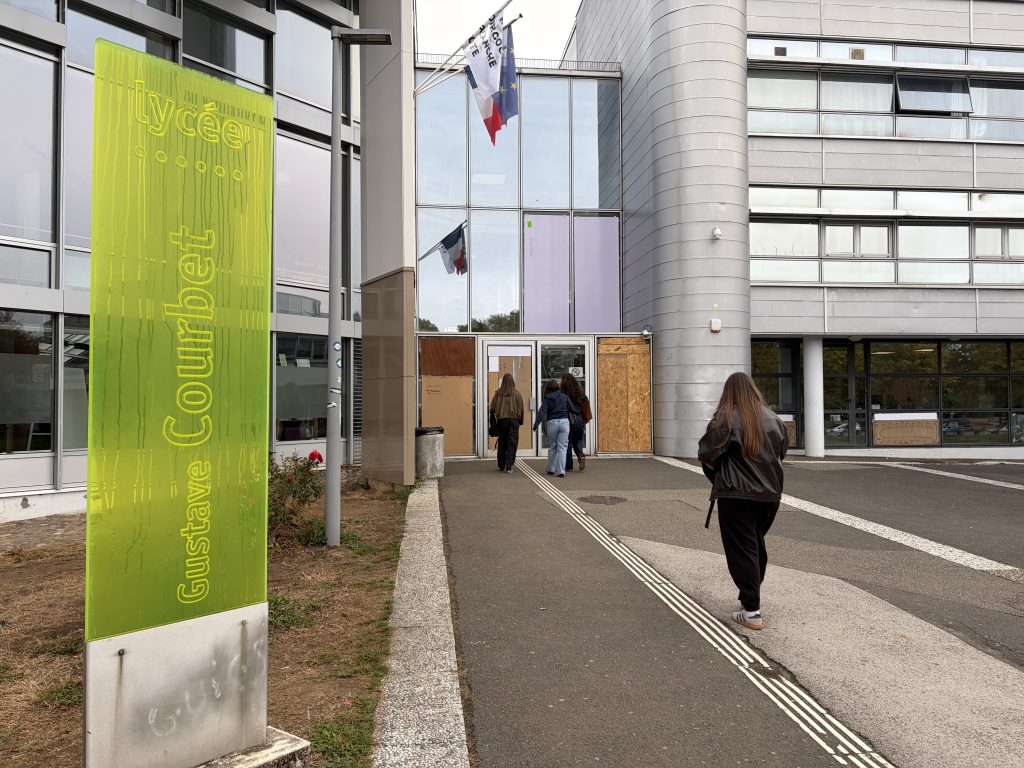 Façade du lycée Gustave-Courbet de Belfort.