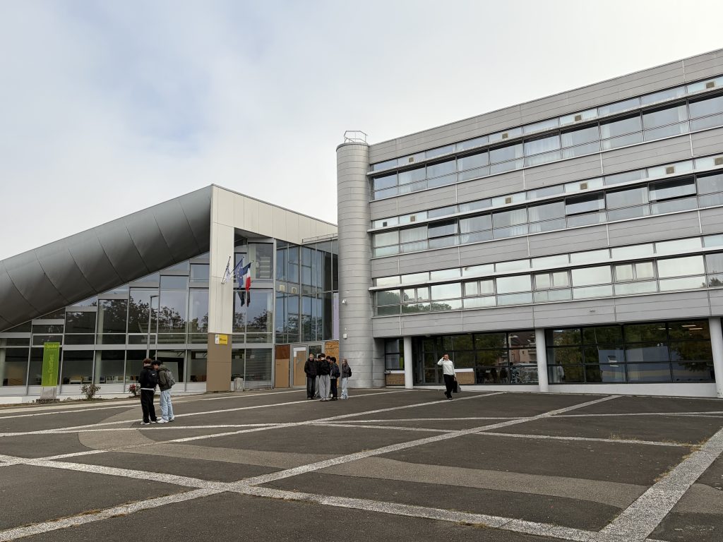 Façade du lycée Gustave-Courbet de Belfort.