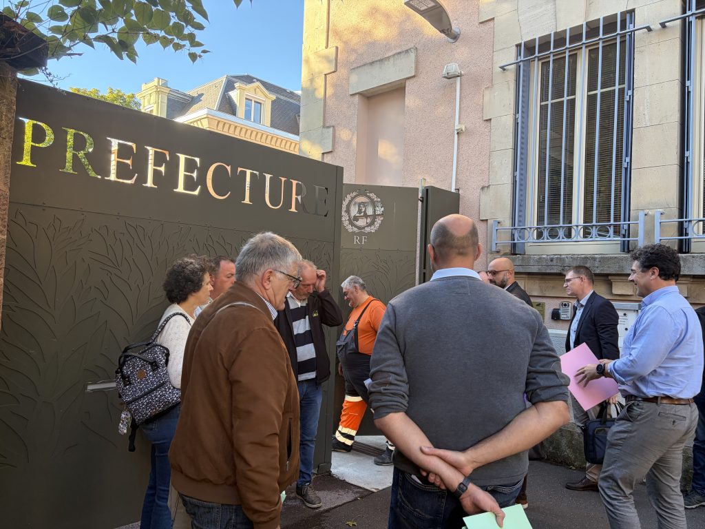Les représentants de onze organisations professionnelles entre dans la préfecture de Belfort.