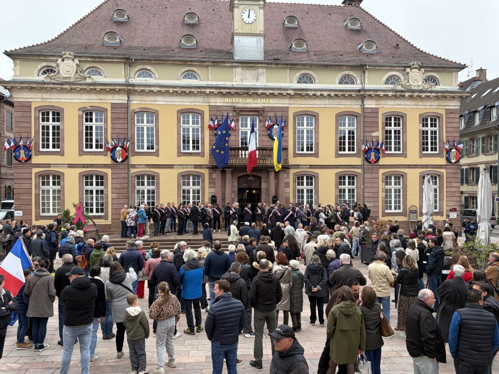 Les élus de Belfort devant l'hôtel de Ville.