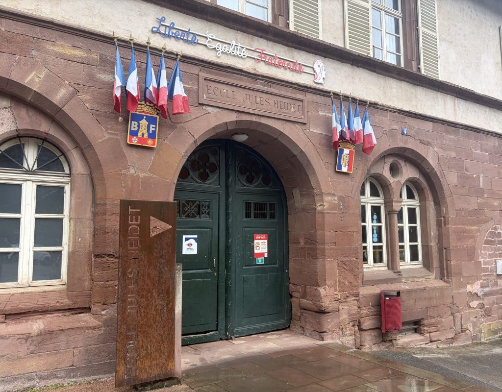 Parvis de l'école élémentaire Jules Heidet.