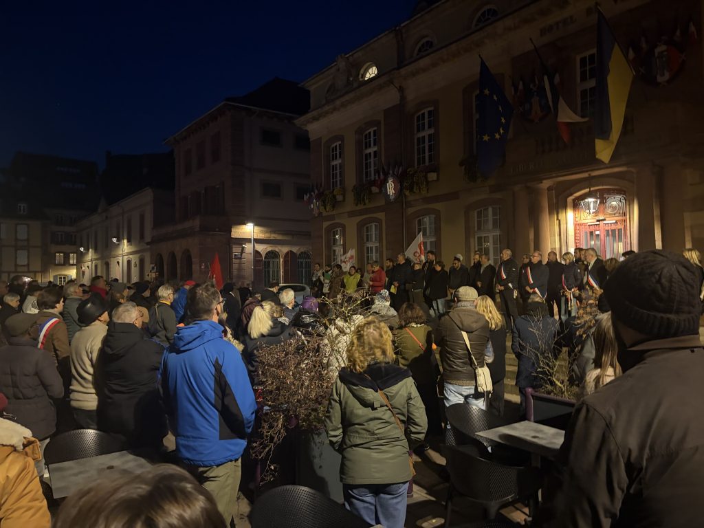 Rassemblement place d'Armes à Belfort contre le racisme.