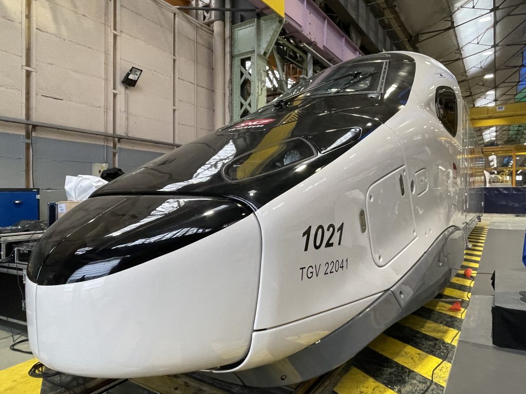 Un TGV "Inoui" en sortie de chaîne de montage des ateliers d'Alstom à Belfort, en janvier 2026.
