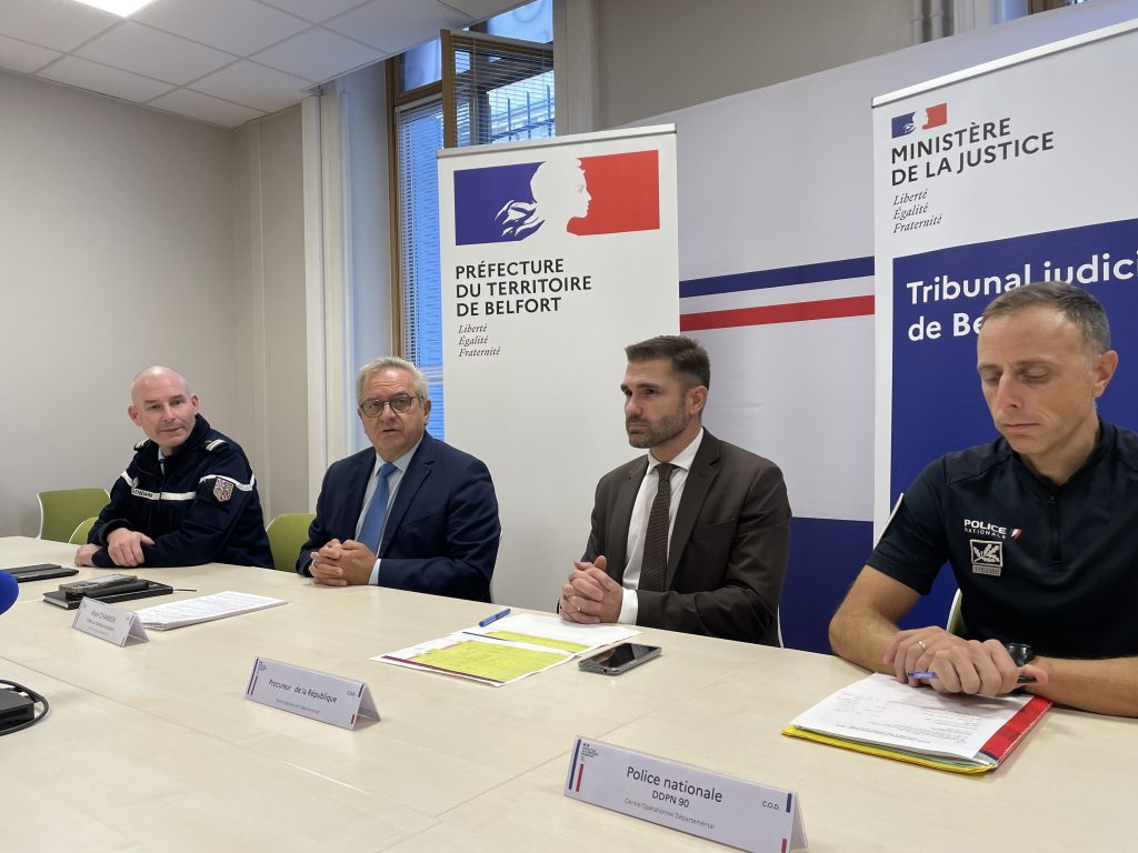 De gauche à droite: le colonel de gendarmerie, le préfet du Territoire de Belfort, le procureur, et le directeur départemental de la police nationale.