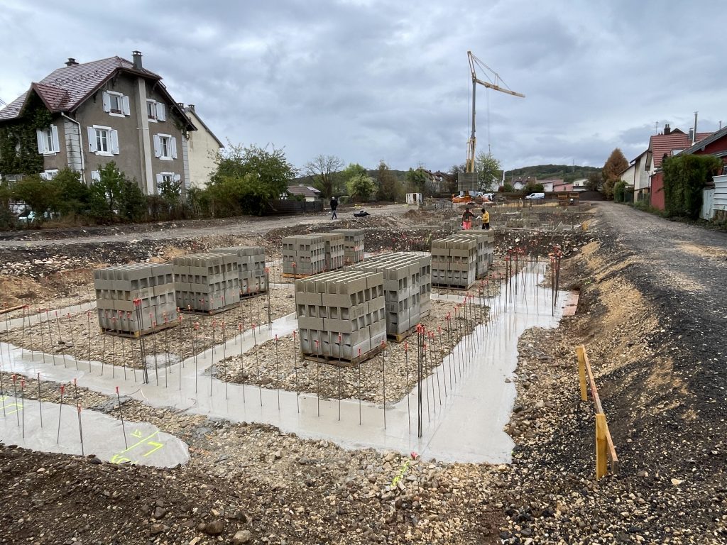 Les fondations des nouveaux pavillons sortent de terre, rue de Vesoul à Belfort.