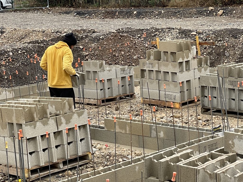 Un ouvrier du bâtiment sur un chantier à Belfort: la construction de pavillons rue de Vesoul.