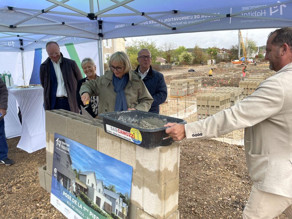 Les élus ont symboliquement posé la première pierre des nouveaux pavillons rue de Vesoul à Belfort.