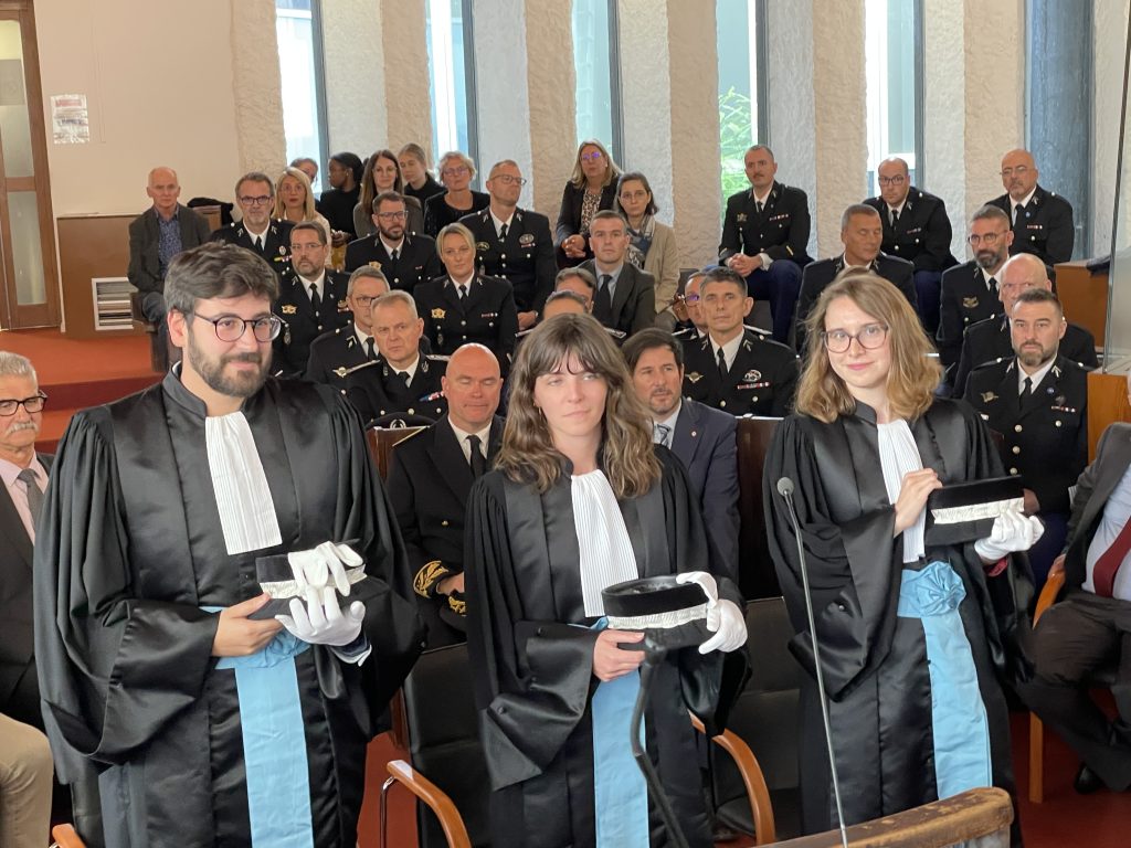 Le tribunal de Montbéliard a accueilli, lors de son audience solennelle du 16 octobre 2026, un nouveau magistrat du parquet (les procureurs), Anthony Valette, et deux magistrates du siège (les juges), Laurine Mazunat et Manon Regnier.