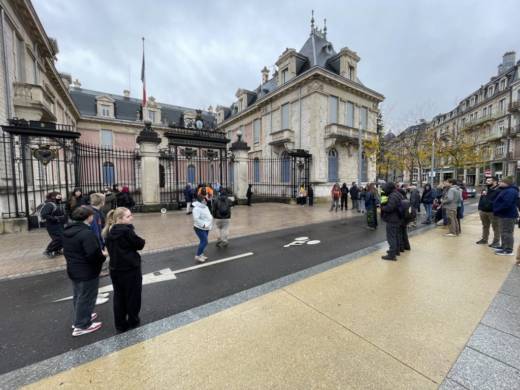 Les manifestants sont arrivés devant la préfecture de Belfort vers 10 h 30.
