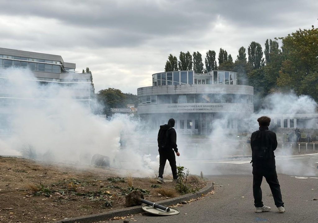 Jets de projectiles et gaz lacrymogènes ce jeudi matin devant le lycée Courbet.
