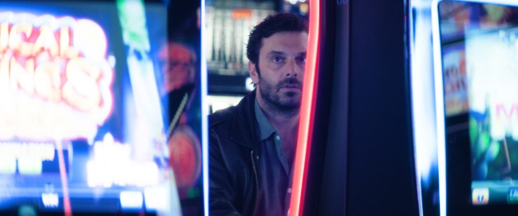 Dans "Le Joueur", nouveau film d’Élie Wajeman, Pio Marmaï incarne Ivan Katz, metteur en scène de théâtre et joueur pathologique. Il sera à Belfort pour l'ouverture du festival Entrevues 2026.