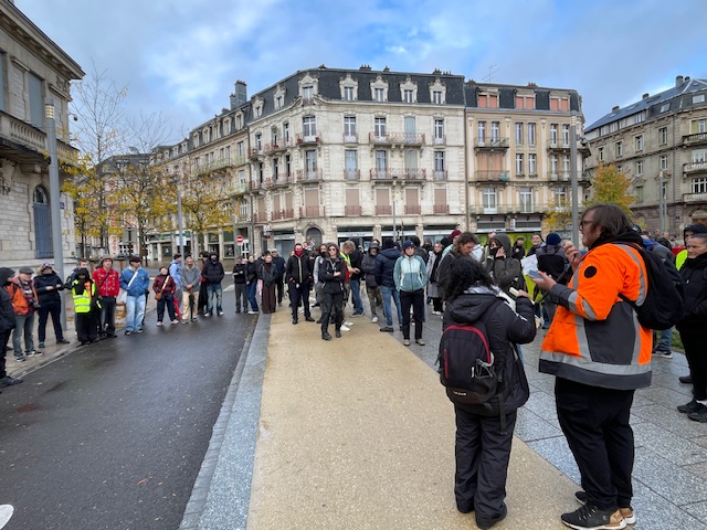 Plusieurs participants à la manifestation ont pris la parole devant la préfecture, sous forme de témoignage.