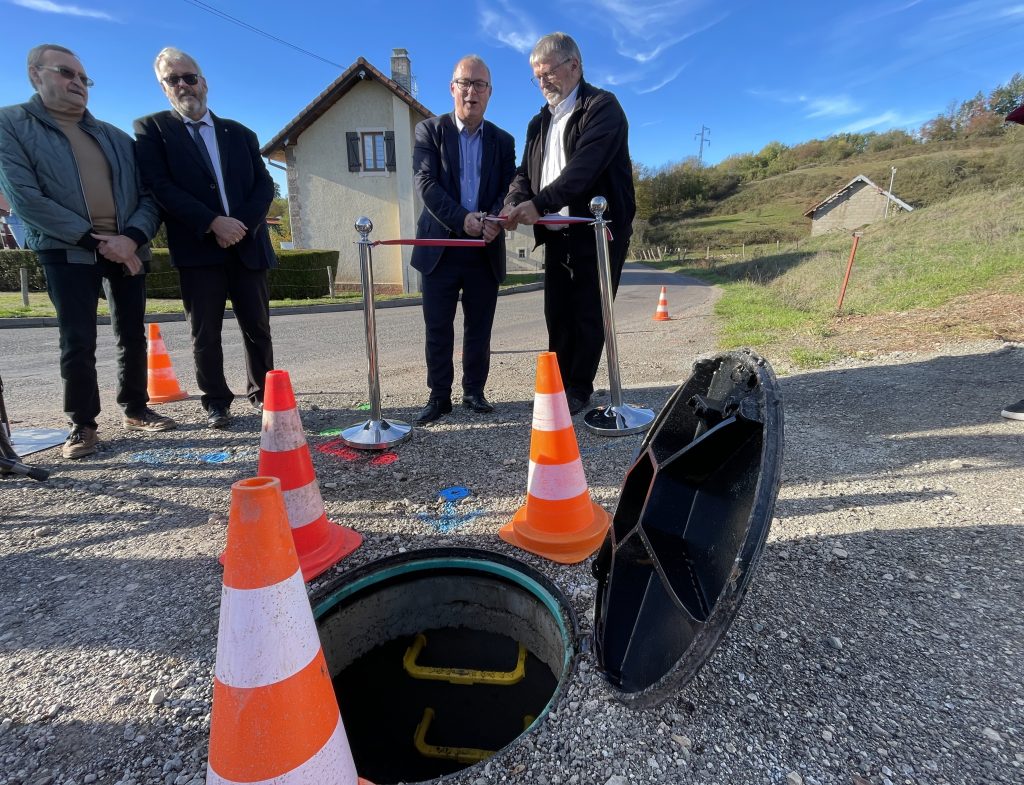 Damien Meslot, président du Grand Belfort, et Michel Claudel, président du SIAEP (syndicat intercommunal d'alimentation en eau potable) du secteur de Champagney, ont procéder à un couper de ruban symbolique pour le raccordement d'Evette-Salbert au réseau d'eau du Grand Belfort.