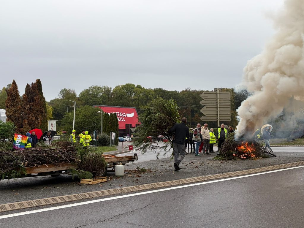 Ce samedi matin, 17 octobre, des gilets jaunes ont pris place sur un rond-point à Andelnans.