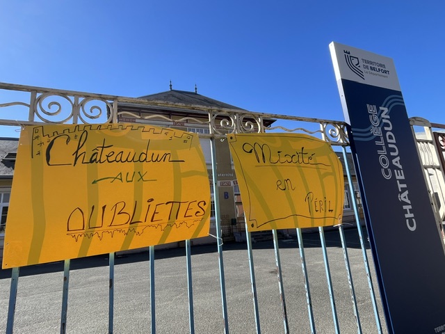 Des banderoles devant le collège de Châteaudun à Bellfrot, lors d'une manifestation début septembre 2026.