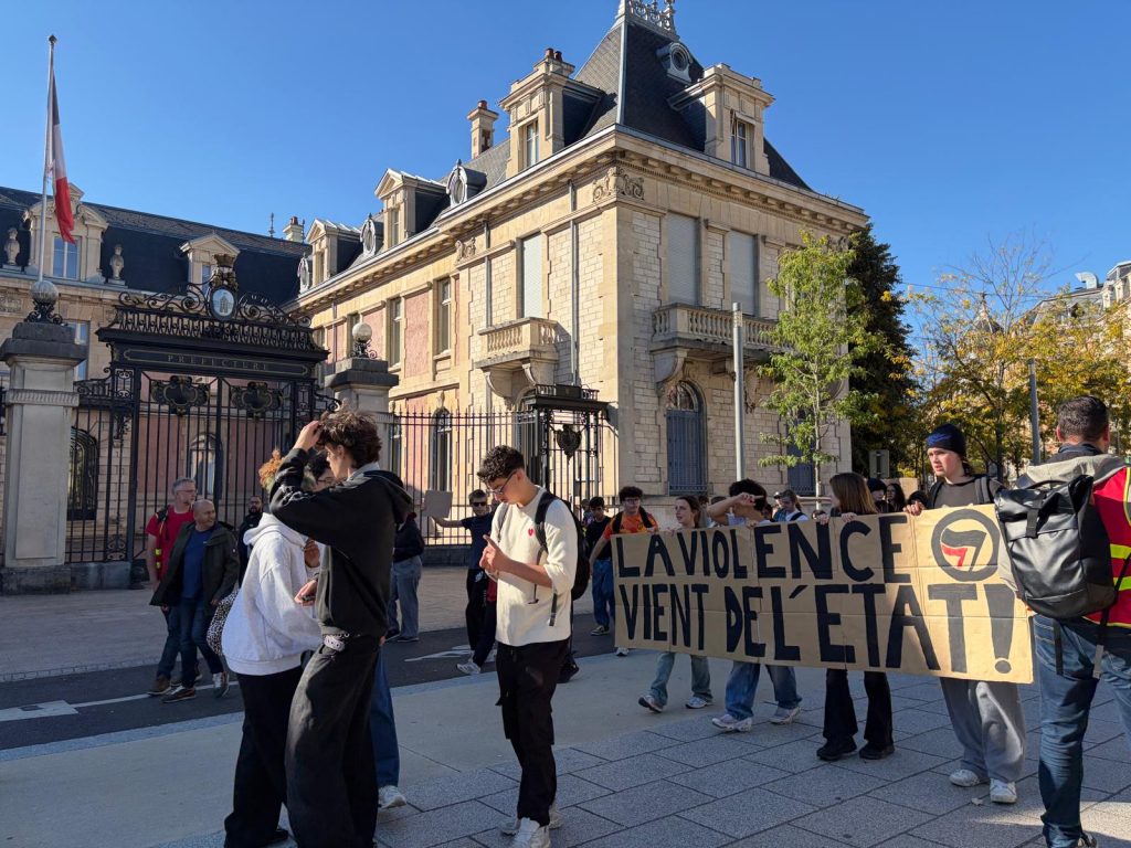 Les lycéens devant la préfecture du Territoire de Belfort.
