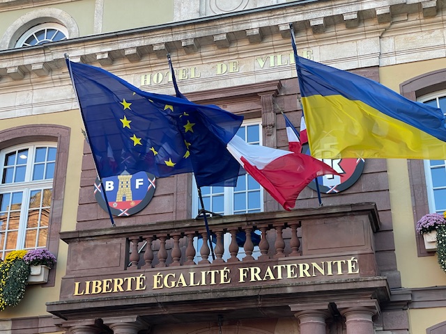 Le fronton de l'hôtel de ville de Belfort, avec la devise de la République: "Liberté, égalité, fraternité".