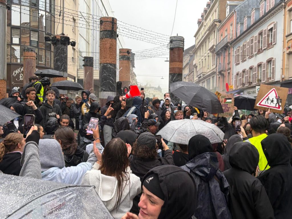 Les manifestants vers la fontaine de de Rougemont.