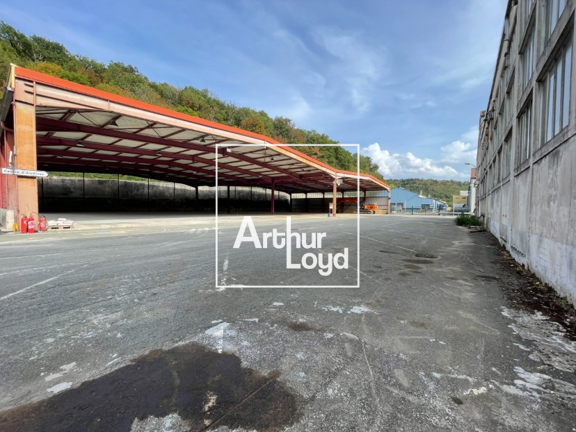 À VENDRE Terrain avec parking couvert / zone industrielle — photo 1