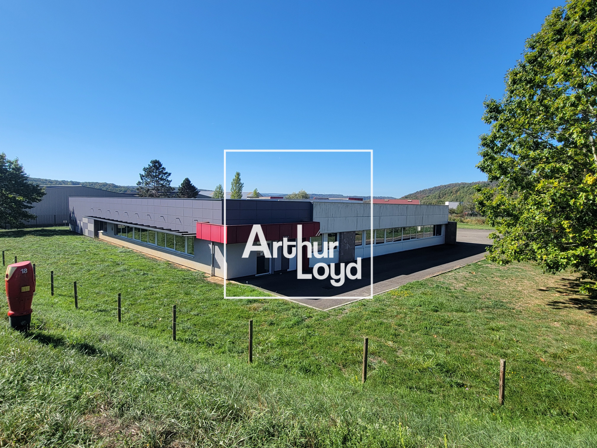Bâtiment d’activité de 1 100m2 à vendre — photo 1
