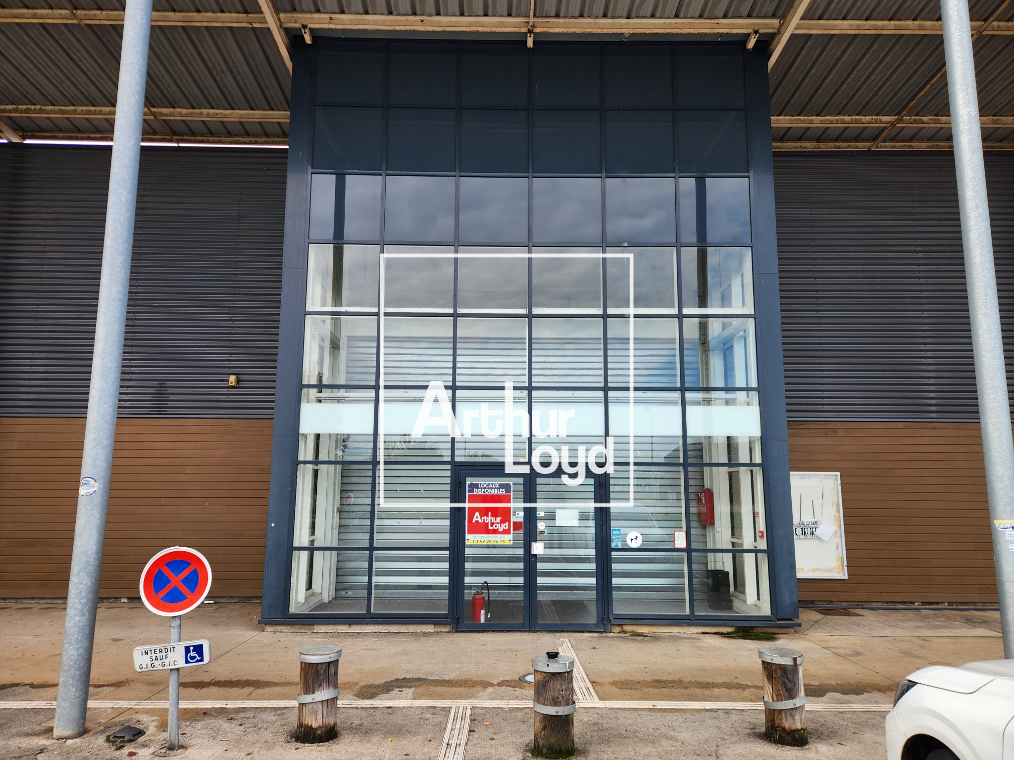 Local commercial de 635 m2 en zone commerciale — photo 1