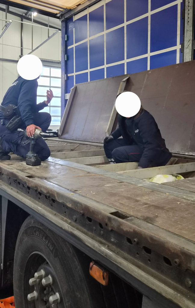 Les 72 kilos de cocaïne saisis ce jeudi 8 octobre 2026 sur l'A36 étaient dissimilés sous le plancher de la remorque d'un camion.