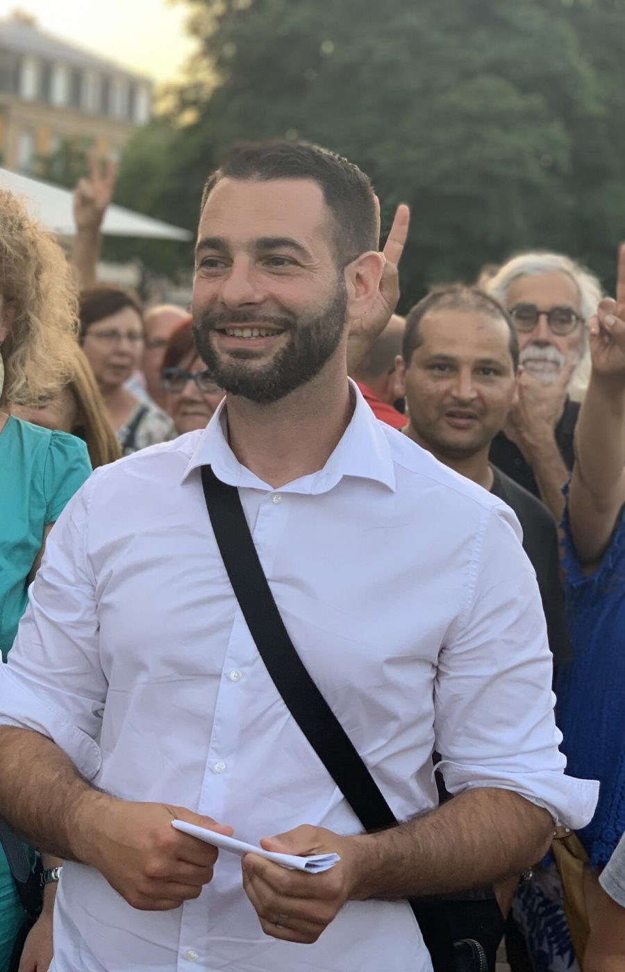 Florian Chauche, candidat de la Nupes, membre des Insoumis, a été élu député du Territoire de Belfort, le 19 juin. Il célèbre sa victoire avec les militants, sur sa droite Mathilde Regnaud  (©TQ).